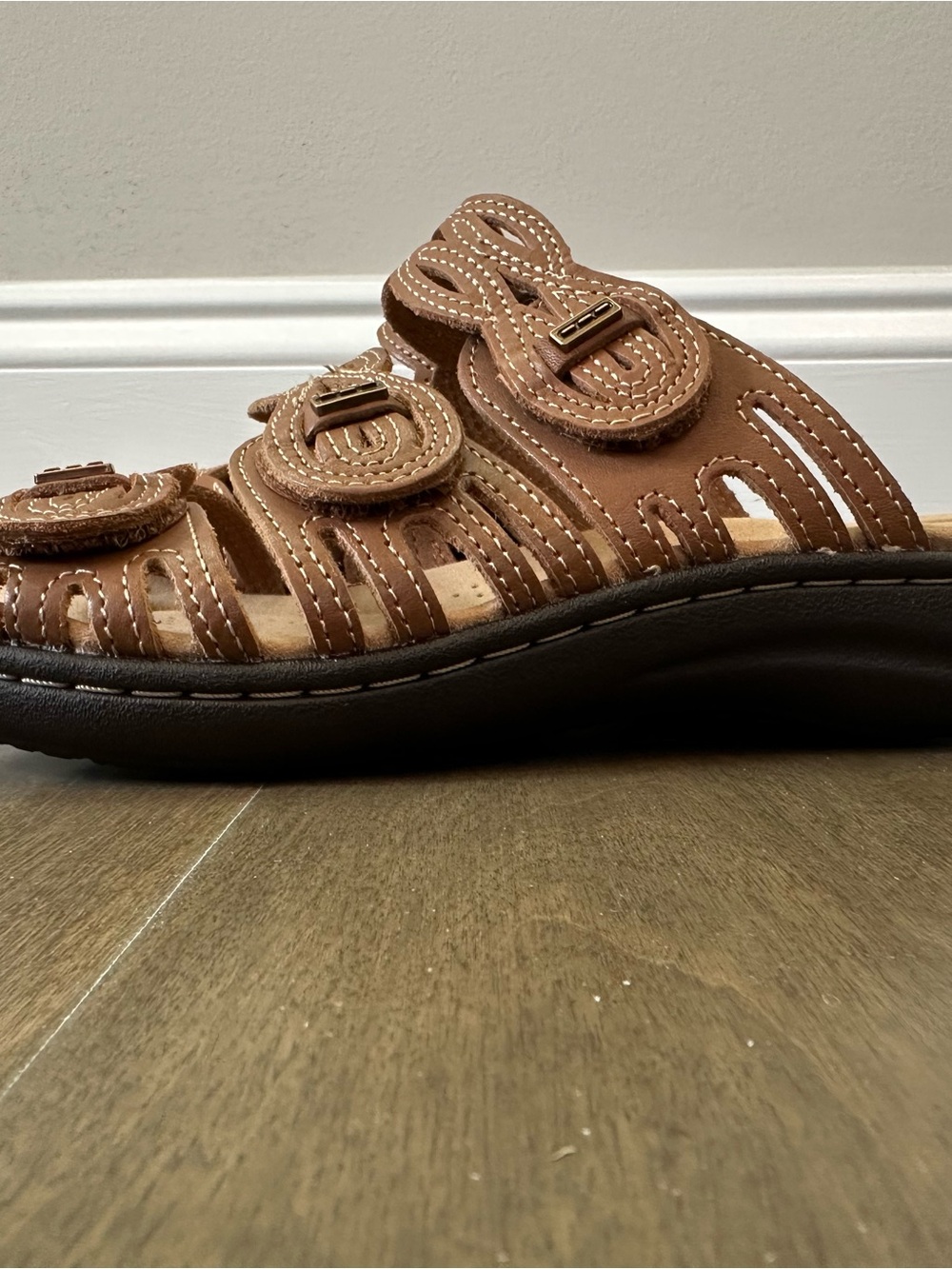 NWB Clarks Tan Leather Sandals Size 8.5 Adjustable Straps - Picture 5 of 8